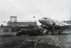 Magyarország, Mátyásföldi repülőtér, Budapest XVI., a KLM holland királyi légitársaság indiai járatának Douglas DC-2- 115 E típusú utasszállító repülőgépe az átépített repülőtéren. Balra az üvegezett meteorológiai észlelő torony és fogadócsarnok. Leltári jelzet: 1154, 1936, Magyar Műszaki és Közlekedési Múzeum / Archívum / Negatívtár / Magyar Nemzeti Múzeum Történeti Képcsarnok gyűjteménye, KLM légitársaság, Douglas DC-2, Budapest, Douglas-márka, Fortepan #132557