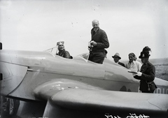 Hungary, Mátyásföld Airport, Budapest XVI., az 1935 július 11-15 közötti II. Magyar Pilóta Piknik angol résztvevői Miles repülőgéppel. Leltári jelzet: 1156, 1935, Magyar Műszaki és Közlekedési Múzeum / Archívum / Negatívtár / Magyar Nemzeti Múzeum Történeti Képcsarnok gyűjteménye, gendarme, Budapest, Miles-brand, Fortepan #132559