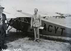 Hungary, Mátyásföld Airport, Budapest XVI., az 1935 július 11-15 közötti II. Magyar Pilóta Piknik angol résztvevői De Havilland Puss Moth repülőgéppel. Leltári jelzet: 1158, 1935, Magyar Műszaki és Közlekedési Múzeum / Archívum / Negatívtár / Magyar Nemzeti Múzeum Történeti Képcsarnok gyűjteménye, De Havilland-brand, Budapest, Fortepan #132561