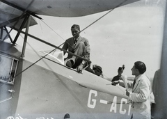 Hungary, Mátyásföld Airport, Budapest XVI., az 1935 július 11-15 közötti II. Magyar Pilóta Piknik angol résztvevői De Havilland Fox Moth repülőgéppel. Leltári jelzet: 1159, 1935, Magyar Műszaki és Közlekedési Múzeum / Archívum / Negatívtár / Magyar Nemzeti Múzeum Történeti Képcsarnok gyűjteménye, airplane, De Havilland-brand, Budapest, Fortepan #132562