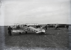 Magyarország, Budaörsi repülőtér, Budapest XI., a Horthy Miklós Nemzeti Repülő Alap kiképző keretének iskolarepülőgépei, Bücker Bü 131 "Jungmann" repülőgép. Leltári jelzet: 1164, 1941, Magyar Műszaki és Közlekedési Múzeum / Archívum / Negatívtár / Magyar Nemzeti Múzeum Történeti Képcsarnok gyűjteménye, repülőgép, repülőtér, Bücker-márka, Bücker Bü 131, Budapest, lajstromjel, Fortepan #132567