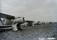 Hungary, Mátyásföld Airport, Budapest XVI., az 1935 június 9-10-i, az osztrák Aero Szövetségében megrendezett pünkösdi körrepülés résztvevői. Balról jobbra az első WACO UIC, a második De Havilland Leopard Moth, a harmadik és negyedik De Havilland Puss Moth repülőgép. Leltári jelzet: 1168, 1935, Magyar Műszaki és Közlekedési Múzeum / Archívum / Negatívtár / Magyar Nemzeti Múzeum Történeti Képcsarnok gyűjteménye, De Havilland-brand, Budapest, Waco-brand, Fortepan #132571