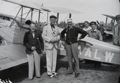 Hungary, Mátyásföld Airport, Budapest XVI., az 1935 július 11-15 közötti II. Magyar Pilóta Piknik angol résztvevői De Havilland Gipsy Moth típusú repülőgépük előtt. Leltári jelzet: 1183, 1935, Magyar Műszaki és Közlekedési Múzeum / Archívum / Negatívtár / Magyar Nemzeti Múzeum Történeti Képcsarnok gyűjteménye, De Havilland-brand, biplane, Budapest, Fortepan #132584