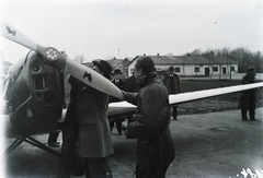 Hungary, Mátyásföld Airport, Budapest XVI., Klemm Kl 25 sportrepülőgép, előtérben jobbra Albrecht főherceg, a légcsavar mögött gróf Andrássy Mihály és Odescalchi Miklós herceg, tőlük jobbra keménykalapban ifj Lingel János. Leltári jelzet: 1184
, 1935, Magyar Műszaki és Közlekedési Múzeum / Archívum / Negatívtár / Magyar Nemzeti Múzeum Történeti Képcsarnok gyűjteménye, airplane, propeller, Budapest, Fortepan #132585