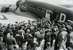 Hungary, Mátyásföld Airport, Budapest XVI., az adriai nyaralására tartó Hermann Göring (ekkor mint porosz miniszterelnök) és felesége kétnapos budapesti látogatásra érkezik 1935 május 25-én Junkers Ju 52 repülőgéppel., 1935, Magyar Műszaki és Közlekedési Múzeum / Archívum / Negatívtár / Magyar Nemzeti Múzeum Történeti Képcsarnok gyűjteménye, airplane, Junkers-brand, Budapest, Fortepan #132586