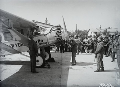 Magyarország, Mátyásföldi repülőtér, Budapest XVI., Chamberlin és Levine óceánrepülők Wright-Bellanca típusú repülőgépe. A gép előtt a kopasz Levine, a légcasvarnál Sztojka István, az Aeroexpress Rt. szerelője. Leltári jelzet: 1188, 1927, Magyar Műszaki és Közlekedési Múzeum / Archívum / Negatívtár / Magyar Nemzeti Múzeum Történeti Képcsarnok gyűjteménye, repülőgép, csendőr, légcsavar, bámészkodás, olajozó, Budapest, Wright-Bellanca-márka, Wright-Bellanca WB-2, Fortepan #132589