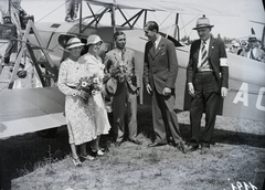 Hungary, Mátyásföld Airport, Budapest XVI., az 1935. július 11-15. közötti II. Magyar Pilóta Piknik angol résztvevői De Havilland Fox Moth repülőgéppel, közöttük Horthy István (jobbról a második). Leltári jelzet: 1191, 1935, Magyar Műszaki és Közlekedési Múzeum / Archívum / Negatívtár / Magyar Nemzeti Múzeum Történeti Képcsarnok gyűjteménye, airplane, De Havilland-brand, Budapest, Fortepan #132592