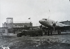 Magyarország, Mátyásföldi repülőtér, Budapest XVI., a KLM holland királyi légitársaság indonéziai járatának Douglas DC-2- 115 E típusú utasszállító repülőgépe az átépített repülőtéren. Balra az üvegezett meteorológiai észlelő torony és fogadócsarnok. Leltári jelzet: 1192, 1936, Magyar Műszaki és Közlekedési Múzeum / Archívum / Negatívtár / Magyar Nemzeti Múzeum Történeti Képcsarnok gyűjteménye, KLM légitársaság, Douglas DC-2, Budapest, Douglas-márka, Fortepan #132593