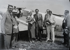 Hungary, Mátyásföld Airport, Budapest XVI., az 1935 július 11-15 közötti II. Magyar Pilóta Piknik angol résztvevői német licenc alapján készült brit British Klemm B.K.1 Eagle I repülőgéppel. A gép előtt bal szélen Magyar Sándor óceánrepülő. Leltári jelzet: 1196, 1935, Magyar Műszaki és Közlekedési Múzeum / Archívum / Negatívtár / Magyar Nemzeti Múzeum Történeti Képcsarnok gyűjteménye, airplane, Budapest, British Klemm-brand, Fortepan #132597