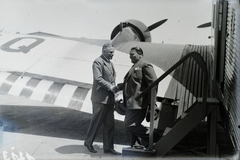 Hungary, Mátyásföld Airport, Budapest XVI., az adriai nyaralására tartó Hermann Göringet (ekkor mint porosz miniszterelnök) Hans Georg Mackensen budapesti német nagykövet üdvözli 1935 május 25-én. Leltári jelzet: 1213, 1935, Magyar Műszaki és Közlekedési Múzeum / Archívum / Negatívtár / Magyar Nemzeti Múzeum Történeti Képcsarnok gyűjteménye, airplane, Junkers-brand, Budapest, Fortepan #132611