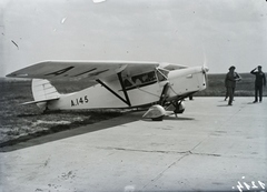 Hungary, Mátyásföld Airport, Budapest XVI., az 1935 június 9-10-i, az osztrák Aero Szövetségében megrendezett pünkösdi körrepülés osztrák résztvevője, Kinsky herceg angol Puss-Moth repülőgéppel. Leltári jelzet: 1214, 1935, Magyar Műszaki és Közlekedési Múzeum / Archívum / Negatívtár / Magyar Nemzeti Múzeum Történeti Képcsarnok gyűjteménye, airplane, De Havilland-brand, Budapest, Fortepan #132612