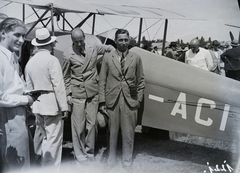 Hungary, Mátyásföld Airport, Budapest XVI., az 1935 július 11-15 közötti II. Magyar Pilóta Piknik angol résztvevői De Havilland Fox Moth repülőgéppel. Leltári jelzet: 1221, 1935, Magyar Műszaki és Közlekedési Múzeum / Archívum / Negatívtár / Magyar Nemzeti Múzeum Történeti Képcsarnok gyűjteménye, airplane, De Havilland-brand, Budapest, Fortepan #132619