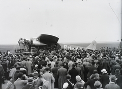 Magyarország, Mátyásföldi repülőtér, Budapest XVI., Fokker F IX/3 típusú, 410 LE motorral felszerelt, a holland légitársaság Délkelet-Ázsiába tartó repülőgépének fogadására öszzegyűltek, 1933. május 4-én. Leltári jelzet: 1310, 1933, Magyar Műszaki és Közlekedési Múzeum / Archívum / Negatívtár / Magyar Nemzeti Múzeum Történeti Képcsarnok gyűjteménye, repülőgép, KLM légitársaság, Fokker-márka, Fokker F.XII, Budapest, Fortepan #132626