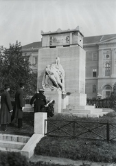 Hungary, Budapest VIII., Ludovika tér, a Névtelen hősök emlékműve (Horvay János, 1924.). Leltári jelzet: 1317, 1935, Magyar Műszaki és Közlekedési Múzeum / Archívum / Negatívtár / Magyar Nemzeti Múzeum Történeti Képcsarnok gyűjteménye, Budapest, Fortepan #132631