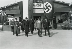 Hungary, Mátyásföld Airport, Budapest XVI., adriai nyaralásáról és belgrádi tárgyalásairól hazafelé tartó és Mátyásföldön rövid pihenőt tartó Hermann Göring (ekkor mint porosz miniszterelnök) magyar politikusok társaságában 1935 június 8-án. Göringtől kettővel balra Bárcziházi Bárczy István miniszterelnökségi államtitkár. Leltári jelzet: 1318, 1935, Magyar Műszaki és Közlekedési Múzeum / Archívum / Negatívtár / Magyar Nemzeti Múzeum Történeti Képcsarnok gyűjteménye, Budapest, Fortepan #132632