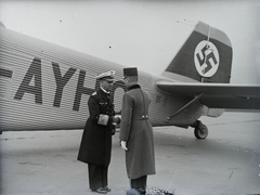 Magyarország, Mátyásföldi repülőtér, Budapest XVI., balra Erich Raeder, a német haditengerészet admirálisa. A felvétel 1938. március 11-én készült. Leltári jelzet: 1346, 1938, Magyar Műszaki és Közlekedési Múzeum / Archívum / Negatívtár / Magyar Nemzeti Múzeum Történeti Képcsarnok gyűjteménye, repülőgép, Junkers-márka, Junkers Ju 52, Budapest, Fortepan #132653