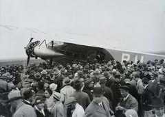 Magyarország, Mátyásföldi repülőtér, Budapest XVI., Fokker F IX/3 típusú, 410 LE motorral felszerelt, a holland légitársaság Délkelet-Ázsiába tartó repülőgépének fogadására öszzegyűltek, 1933. május 4-én. Leltári jelzet: 1348, 1933, Magyar Műszaki és Közlekedési Múzeum / Archívum / Negatívtár / Magyar Nemzeti Múzeum Történeti Képcsarnok gyűjteménye, repülőgép, KLM légitársaság, Fokker-márka, Fokker F.XII, Budapest, Fortepan #132655