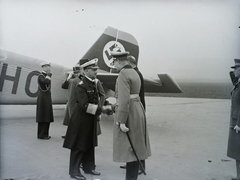 Magyarország, Mátyásföldi repülőtér, Budapest XVI., balra Erich Raeder, a német haditengerészet admirálisa. A felvétel 1938. március 11-én készült. Leltári jelzet: 1349, 1938, Magyar Műszaki és Közlekedési Múzeum / Archívum / Negatívtár / Magyar Nemzeti Múzeum Történeti Képcsarnok gyűjteménye, Budapest, Fortepan #132656