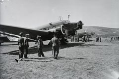 Magyarország, Budaörsi repülőtér, Budapest XI., Junkers Ju-52 és He-111 típusú repülőgépek. A felvétel a repülőtér megnyitó ünnepségén készült. Leltári jelzet: 1371, 1937, Magyar Műszaki és Közlekedési Múzeum / Archívum / Negatívtár / Magyar Nemzeti Múzeum Történeti Képcsarnok gyűjteménye, repülőgép, Junkers-márka, katona, repülőtér, légiparádé, Junkers Ju 52, Budapest, Fortepan #132673