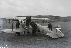 Magyarország, Budaörsi repülőtér, Budapest XI., a Nemzeti Repülő Alap kiképző keretének iskolarepülőgépe, Bücker Bü 131 "Jungmann" repülőgép. Leltári jelzet: 1372, 1943, Magyar Műszaki és Közlekedési Múzeum / Archívum / Negatívtár / Magyar Nemzeti Múzeum Történeti Képcsarnok gyűjteménye, repülőgép, repülőtér, Bücker-márka, Bücker Bü 131, Budapest, Fortepan #132674