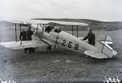 Magyarország, Budaörsi repülőtér, Budapest XI., a Horthy Miklós Nemzeti Repülő Alap kiképző keretének iskolarepülőgépe, Bücker Bü 131 "Jungmann" repülőgép. Leltári jelzet: 1381, 1943, Magyar Műszaki és Közlekedési Múzeum / Archívum / Negatívtár / Magyar Nemzeti Múzeum Történeti Képcsarnok gyűjteménye, pilóta, repülőgép, repülőtér, Bücker-márka, Bücker Bü 131, Budapest, Fortepan #132682