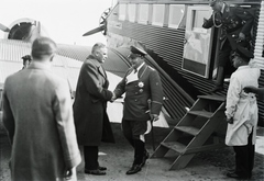 Hungary, Mátyásföld Airport, Budapest XVI., adriai nyaralásáról és belgrádi tárgyalásairól hazafelé tartó és Mátyásföldön rövid pihenőt tartó Hermann Göringet (ekkor mint porosz miniszterelnök) Hans Georg Mackensen budapesti német nagykövet üdvözli 1935 június 8-án. Leltári jelzet: 1383, 1935, Magyar Műszaki és Közlekedési Múzeum / Archívum / Negatívtár / Magyar Nemzeti Múzeum Történeti Képcsarnok gyűjteménye, Budapest, Fortepan #132684