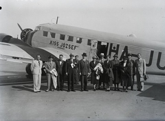 Magyarország, »A Magyar Légiforgalmi Rt német Junkers Ju52 repülőgép Budaörsön. Kalap nélkül Csisery Gyula alezredes, reptér parancsnok.« Leltári jelzet: 1554, 1939, Magyar Műszaki és Közlekedési Múzeum / Archívum / Negatívtár / Magyar Nemzeti Múzeum Történeti Képcsarnok gyűjteménye, repülőgép, Junkers-márka, Junkers Ju 52, Fortepan #132696