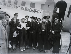 Hungary, Mátyásföld Airport, Budapest XVI., Holland népi együttes a KLM holland királyi légitársaság indiai járatának Douglas DC-2- 115 E típusú utasszállító repülőgépe előtt. Leltári jelzet: 1556, 1935, Magyar Műszaki és Közlekedési Múzeum / Archívum / Negatívtár / Magyar Nemzeti Múzeum Történeti Képcsarnok gyűjteménye, airplane, KLM Royal Dutch Airlines, Budapest, Douglas-brand, Fortepan #132698