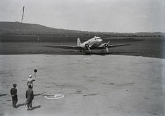 Magyarország, Budaörsi repülőtér, Budapest XI., a román légiforgalmi vállalat Douglas DC-3 típusú utasszállító repülőgépe. Leltári jelzet: 1559, 1939, Magyar Műszaki és Közlekedési Múzeum / Archívum / Negatívtár / Magyar Nemzeti Múzeum Történeti Képcsarnok gyűjteménye, repülőgép, repülőtér, Douglas DC-3, Budapest, Douglas-márka, Fortepan #132701