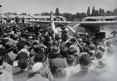 Magyarország, Mátyásföldi repülőtér, Budapest XVI., Chamberlin és Levine óceánrepülők Wright-Bellanca típusú repülőgépük előtt 1927. június 22-én. Leltári jelzet: 1561, 1927, Magyar Műszaki és Közlekedési Múzeum / Archívum / Negatívtár / Magyar Nemzeti Múzeum Történeti Képcsarnok gyűjteménye, repülőgép, légcsavar, bámészkodás, Budapest, Wright-Bellanca-márka, Wright-Bellanca WB-2, Fortepan #132703