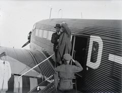 Hungary, Mátyásföld Airport, Budapest XVI., a németországi látogatása után hazaérkezett Gömbös Gyula miniszterelnök, mögötte Bakách-Bessenyey György, a külügyminisztérium politikai osztályának vezetője áll. A Junkers Ju 52 típusú repülőgépet a német kormány bocsátotta rendelkezésükre. A felvétel 1935. október 1-én készült. Leltári jelzet: 1568, 1935, Magyar Műszaki és Közlekedési Múzeum / Archívum / Negatívtár / Magyar Nemzeti Múzeum Történeti Képcsarnok gyűjteménye, airplane, Junkers-brand, Budapest, Fortepan #132707