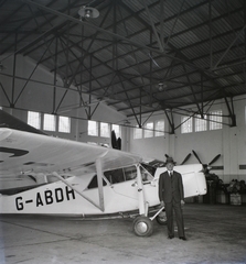 Hungary, Mátyásföld Airport, Budapest XVI., De Haviland gyártmányú - Puss Moth típusú angol 2 üléses sporrepülőtgép. Leltári jelzet: 2841, 1935, Magyar Műszaki és Közlekedési Múzeum / Archívum / Negatívtár / özv Szintai Józsefné gyűjteménye, airplane, De Havilland-brand, Budapest, Fortepan #132735