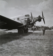 Hungary, Mátyásföld Airport, Budapest XVI., Lufthansa légitársaság Junkers Ju 52 típusú utasszállító repülőgépe. Háttérben a forgalmi épület. Leltári jelzet: 2849, 1935, Magyar Műszaki és Közlekedési Múzeum / Archívum / Negatívtár / özv Szintai Józsefné gyűjteménye, airplane, Lufthansa airlines, Junkers-brand, Budapest, Fortepan #132743