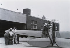 »Lockheed "Sirius" feltöltése.« Leltári jelzet: 16790, 1931, Magyar Műszaki és Közlekedési Múzeum / Archívum / Negatívtár / Czapáry Jenőné gyűjteménye, airplane, Fortepan #132763