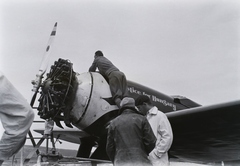 Canada, Harbour Grace, "Justice for Hungary" névre keresztelt Lockheed Sirius repülőgép. Előtérbent Endresz György pilóta és Magyar Sándor navigátor az Atlanti-óceán átrepülése előtt. A szárnyon Bánhidi Antal gépészmérnök, repülőgép tervező áll. Leltári jelzet: 16807, 1931, Magyar Műszaki és Közlekedési Múzeum / Archívum / Negatívtár / Czapáry Jenőné gyűjteménye, airplane, Fortepan #132777