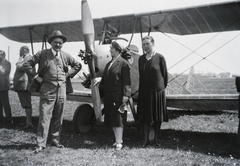 »Lampich L4 "Bohóc" repülőgépe 60 LE-s Siemens motorral. Hajadonfővel Lampich nővére, Éva.« Leltári jelzet: 16844, 1930, Magyar Műszaki és Közlekedési Múzeum / Archívum / Negatívtár / Czapáry Jenőné gyűjteménye, Lampich-brand, biplane, akimbo, Fortepan #132804