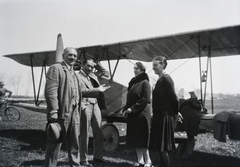 »Lampich L4 "Bohóc" repülőgépe, 60 LE Siemens motorral. Balról második: Czapáry Jenő.« Leltári jelzet: 16845, 1930, Magyar Műszaki és Közlekedési Múzeum / Archívum / Negatívtár / Czapáry Jenőné gyűjteménye, Lampich-brand, biplane, Fortepan #132805