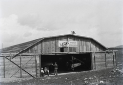 Magyarország, Budaörs, Farkashegyi katlan, Farkashegyi vitorlázó repülőtér, MOVE hangár. Leltári jelzet: 16850, 1930, Magyar Műszaki és Közlekedési Múzeum / Archívum / Negatívtár / Czapáry Jenőné gyűjteménye, hangár, Fortepan #132808