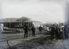 Magyarország, Budapest X., Rákosmező, Budapesti Nemzetközi Repülőverseny, 1910. június 5-17. Farman típusú repülőgép a hangárok egyike közelében, az érdeklődők kis csoportjával. Leltári jelzet: 17348, 1910, Magyar Műszaki és Közlekedési Múzeum / Archívum / Negatívtár / Tas Gyula gyűjteménye, repülőgép, Budapest, Fortepan #132818