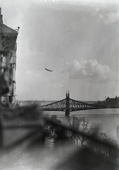 Hungary, Budapest V., a Graf Zeppelin léghajó a Duna felett. A felvétel a Belgrád (Ferenc József) rakpart 17-ből készült a Szabadság (Ferenc József) híd felé nézve. Leltári jelzet: 17677, 1931, Magyar Műszaki és Közlekedési Múzeum / Archívum / Negatívtár / Schauschek János gyűjteménye, Budapest, air-ship, Fortepan #132824