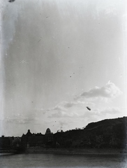 Hungary, Budapest V.,Budapest XI., a Graf Zeppelin léghajó Buda felett. A felvétel a Belgrád (Ferenc József) rakpart 17-ből készült a Szent Gellért tér irányába nézve. Leltári jelzet: 17679, 1931, Magyar Műszaki és Közlekedési Múzeum / Archívum / Negatívtár / Schauschek János gyűjteménye, Budapest, air-ship, Fortepan #132826