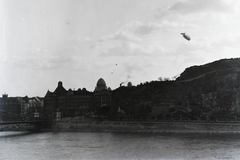 Hungary, Budapest V.,Budapest XI., a Graf Zeppelin léghajó Buda felett. A felvétel a Belgrád (Ferenc József) rakpart 17-ből készült a Szent Gellért tér irányába nézve. Leltári jelzet: 17679, 1931, Magyar Műszaki és Közlekedési Múzeum / Archívum / Negatívtár / Schauschek János gyűjteménye, Budapest, air-ship, Fortepan #132827