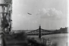 Hungary, Budapest V., a Graf Zeppelin léghajó a Duna felett. A felvétel a Belgrád (Ferenc József) rakpart 17-ből készült a Szabadság (Ferenc József) híd felé nézve. Leltári jelzet: 17678, 1931, Magyar Műszaki és Közlekedési Múzeum / Archívum / Negatívtár / Schauschek János gyűjteménye, Budapest, air-ship, Fortepan #132829