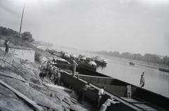 Magyarország, Budapest III., Árpád fejedelem útja 50., Asboth hajóépítő telep, az AT 50/2 légcsavaros hajó vízre bocsátás előtt 1947. szeptember 21-én. Jobbra a Margit-sziget. Leltári jelzet: 981, 1947, Magyar Műszaki és Közlekedési Múzeum / Történeti Fényképek Gyűjteménye / Asboth Oszkár gyűjteménye, Budapest, munkás, Fortepan #132838