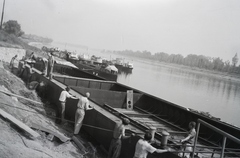 Magyarország, Budapest III., Árpád fejedelem útja 50., Asboth hajóépítő telep, az AT 50/2 légcsavaros hajó vízre bocsátás előtt 1947. szeptember 21-én. Jobbra a Margit-sziget és a víztorony. Leltári jelzet: 983, 1947, Magyar Műszaki és Közlekedési Múzeum / Történeti Fényképek Gyűjteménye / Asboth Oszkár gyűjteménye, Budapest, munkás, Fortepan #132844