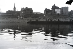 Magyarország, Budapest III., Árpád fejedelem útja 50., Asboth hajóépítő telep, háttérben az Újlaki templom. Az AT 50/2 légcsavaros hajó vízre bocsátása 1947. szeptember 21-én. Leltári jelzet: 1034, 1947, Magyar Műszaki és Közlekedési Múzeum / Történeti Fényképek Gyűjteménye / Asboth Oszkár gyűjteménye, Budapest, hajóépítés, Fortepan #132847