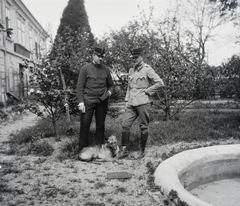 »Poppe Kornél őrnagy balról és Szilber József főhadnagy a két léggömbös.« Leltári jelzet: 29152, 1920, Magyar Műszaki és Közlekedési Múzeum / Archívum / Negatívtár / Kolbányi Géza gyűjteménye, kutya, katona, német juhászkutya, Fortepan #132867