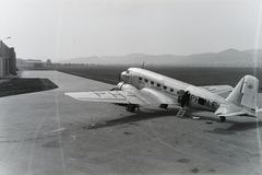 Magyarország, Budaörsi repülőtér, Budapest XI., a KLM Douglas DC 2 típusú, 14 üléses, 2x900 LE-s Wright motorral készült utasszállító repülőgépe. Leltári jelzet: 29160, 1938, Magyar Műszaki és Közlekedési Múzeum / Archívum / Negatívtár / Kolbányi Géza gyűjteménye, repülőgép, KLM légitársaság, Douglas DC-2, Budapest, Douglas-márka, lajstromjel, Fortepan #132874