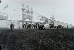 Magyarország, Budapest X., az 1910. június 5-17. között Rákosmezőn megrendezett Budapesti Nemzetközi Repülőverseny Fehér úti tribünjei. Balra a főbejárat a 10 koronás első helyre, távolabb jobbra a főbejárat a 20 koronás első helyre. Leltári jelzet: 29782, 1910, Magyar Műszaki és Közlekedési Múzeum / Archívum / Negatívtár / Pölös István gyűjteménye, Czakó Ferenc, címer, Budapest, Fortepan #132891