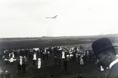 Magyarország, »Budapesti Nemzetközi Repülőverseny, 1910. Június 5-17., Rákosmező. Bal oldalon Lotham Antoinette gép Fent Farman, Blériot.« Leltári jelzet: 29786, 1910, Magyar Műszaki és Közlekedési Múzeum / Archívum / Negatívtár / Pölös István gyűjteménye, Czakó Ferenc, repülőgép, Fortepan #132895